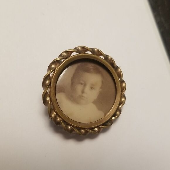 Antique Baby photo  brooch gold tone pin - Picture 1 of 13